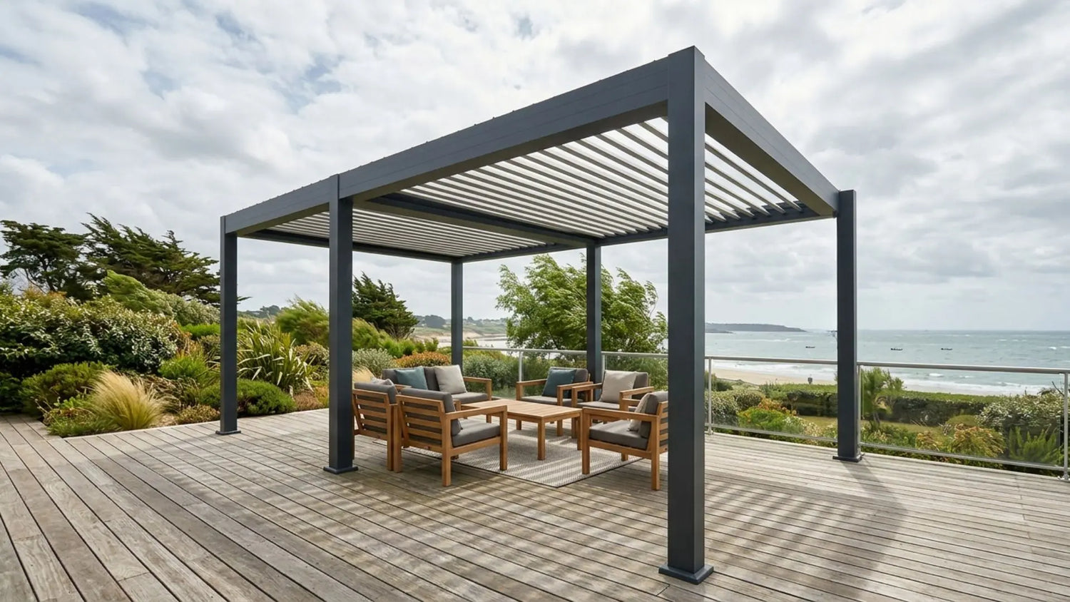 Pergola bioclimatique sur terrasse bois face à la mer