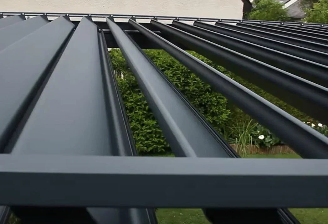 Nos conseils pour choisir le toit idéal pour votre pergola sur mesure