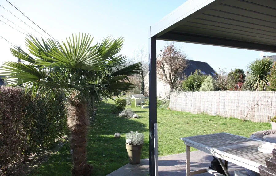 pergola bioclimatique donnant sur jardin et terrasse