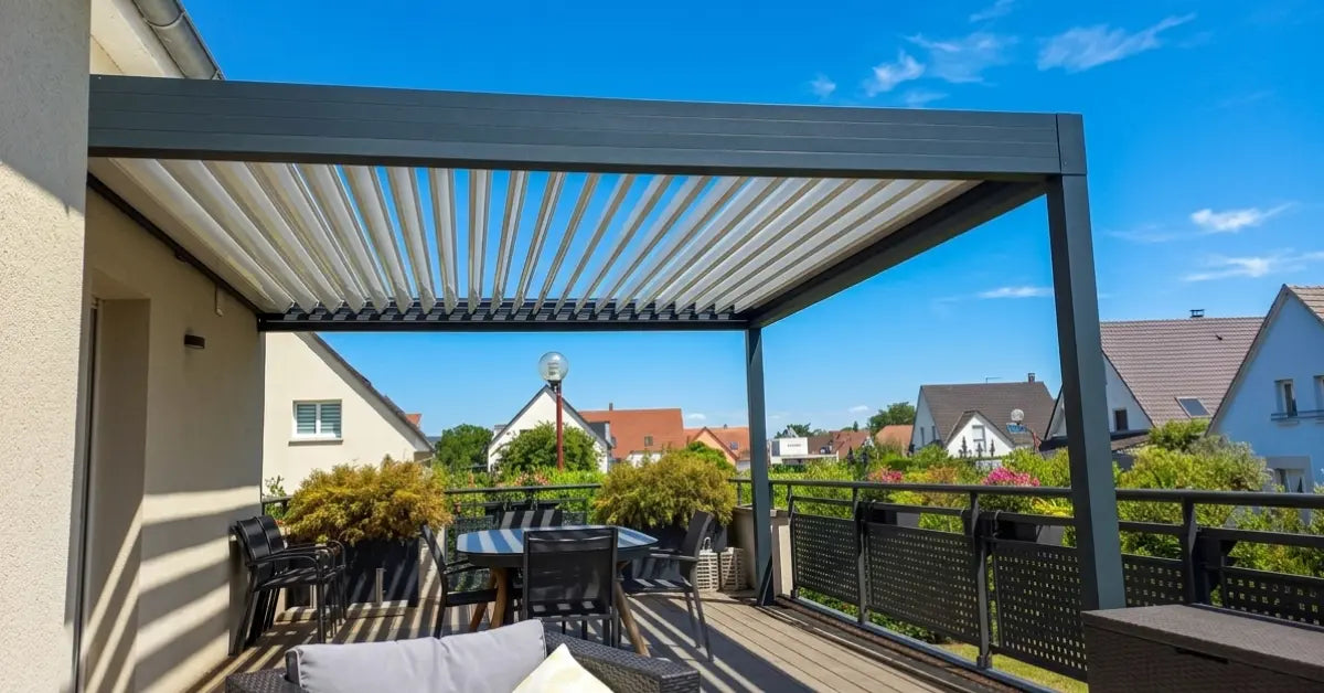 Canicule : la pergola bioclimatique change la donne sur la terrasse et chez vous