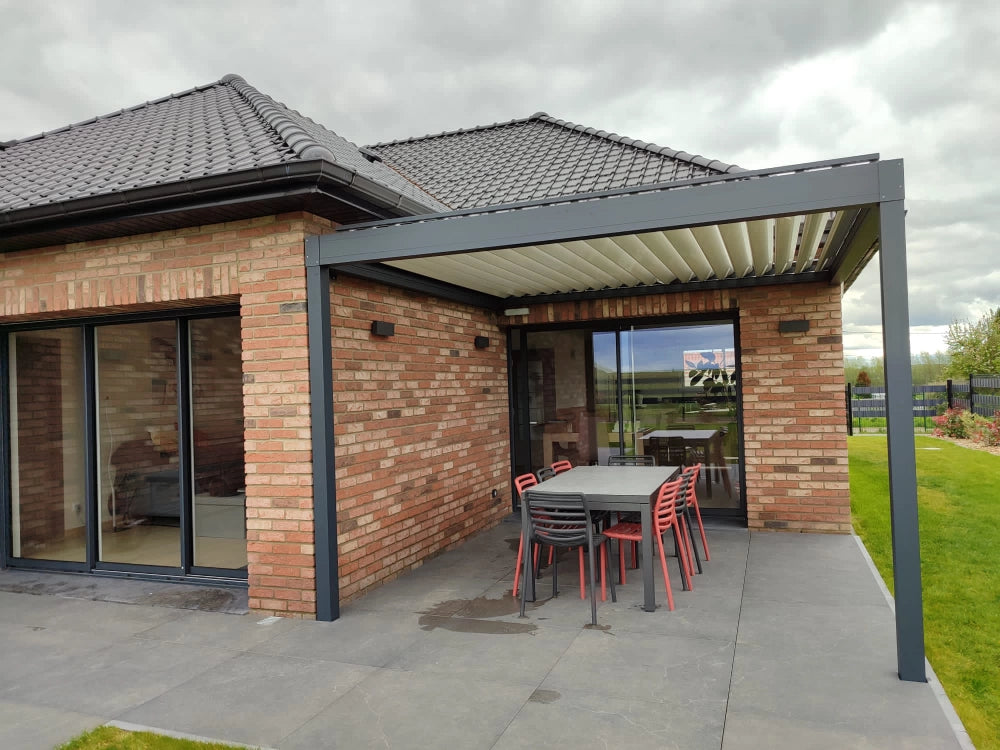 pergola bioclimatique lames perpendiculaires à la façade