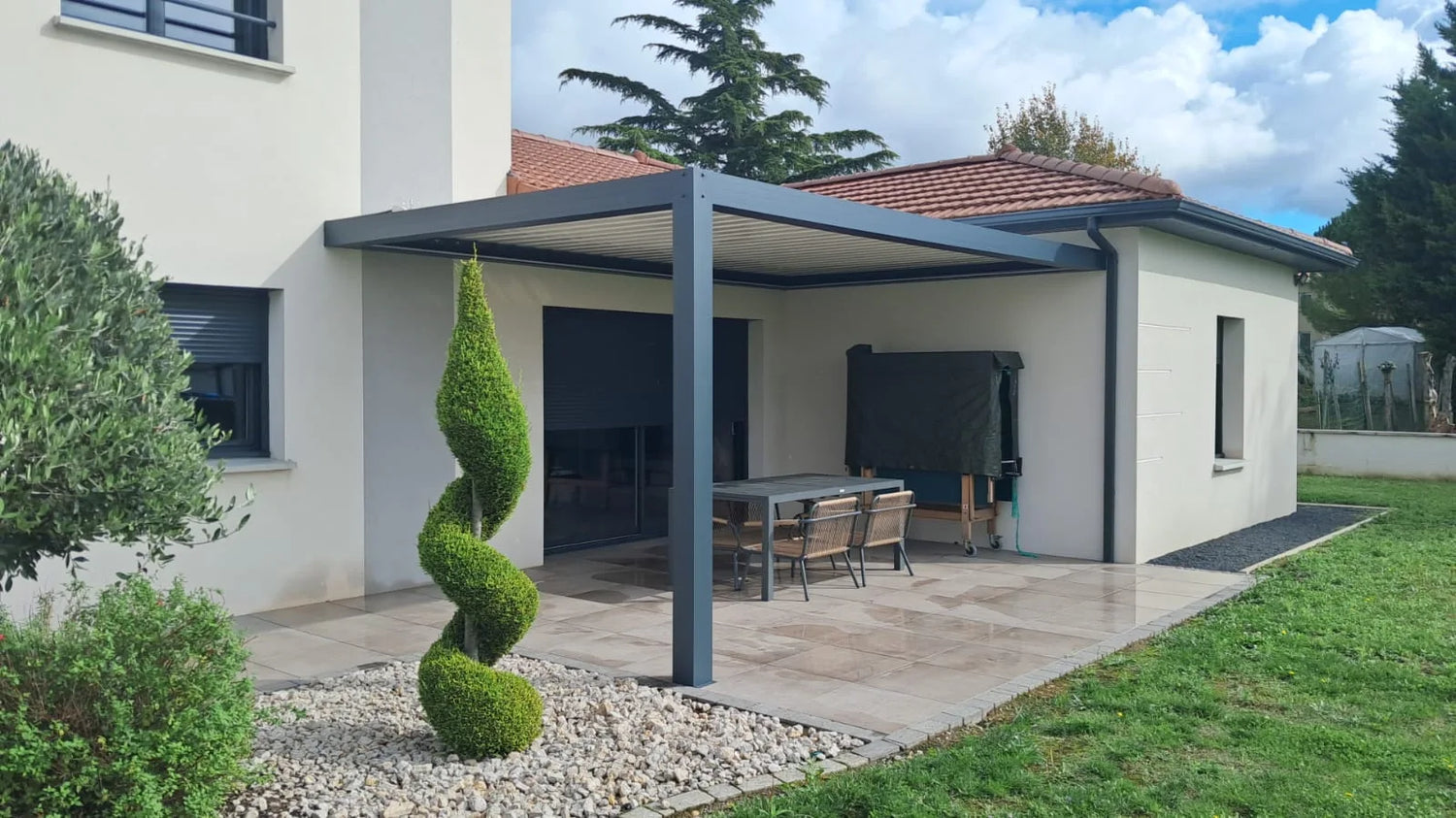 installation d'une pergola bioclimatique florida sur terrasse carrelée