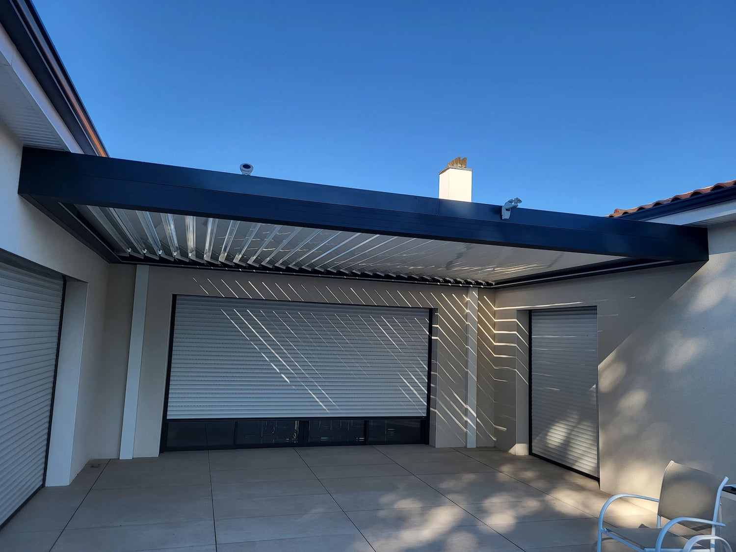 pergola bioclimatique lames orientables aluminium motorisée adossée maison