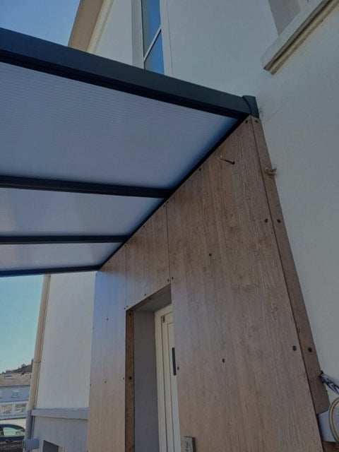 pergola polycarbonate abritant un perron