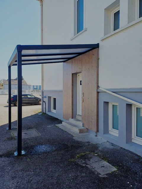 pergola polycarbonate créant un perron abrité