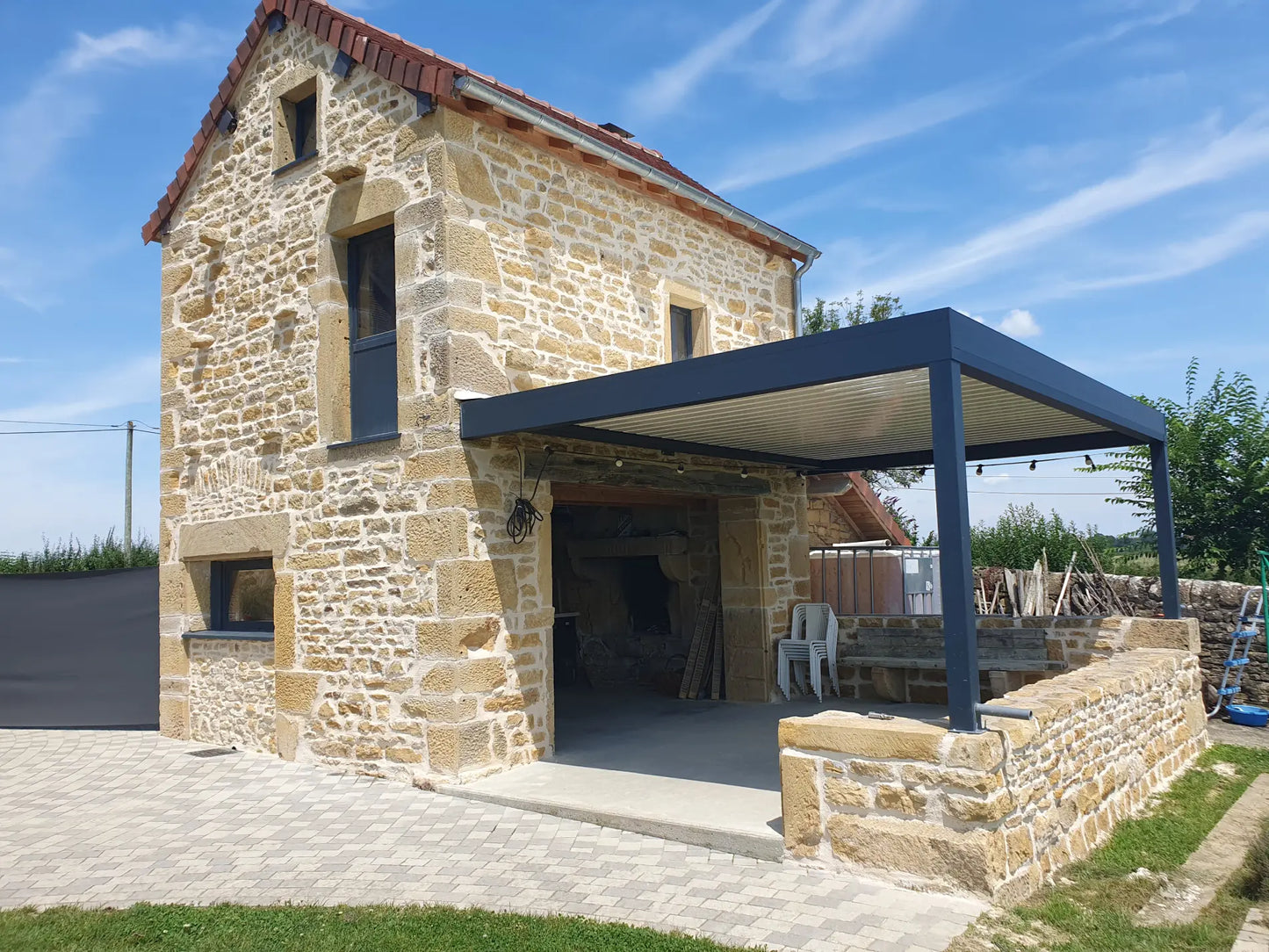 pergola bioclimatique sur mesure adossee riviera installee sur maison en pierres