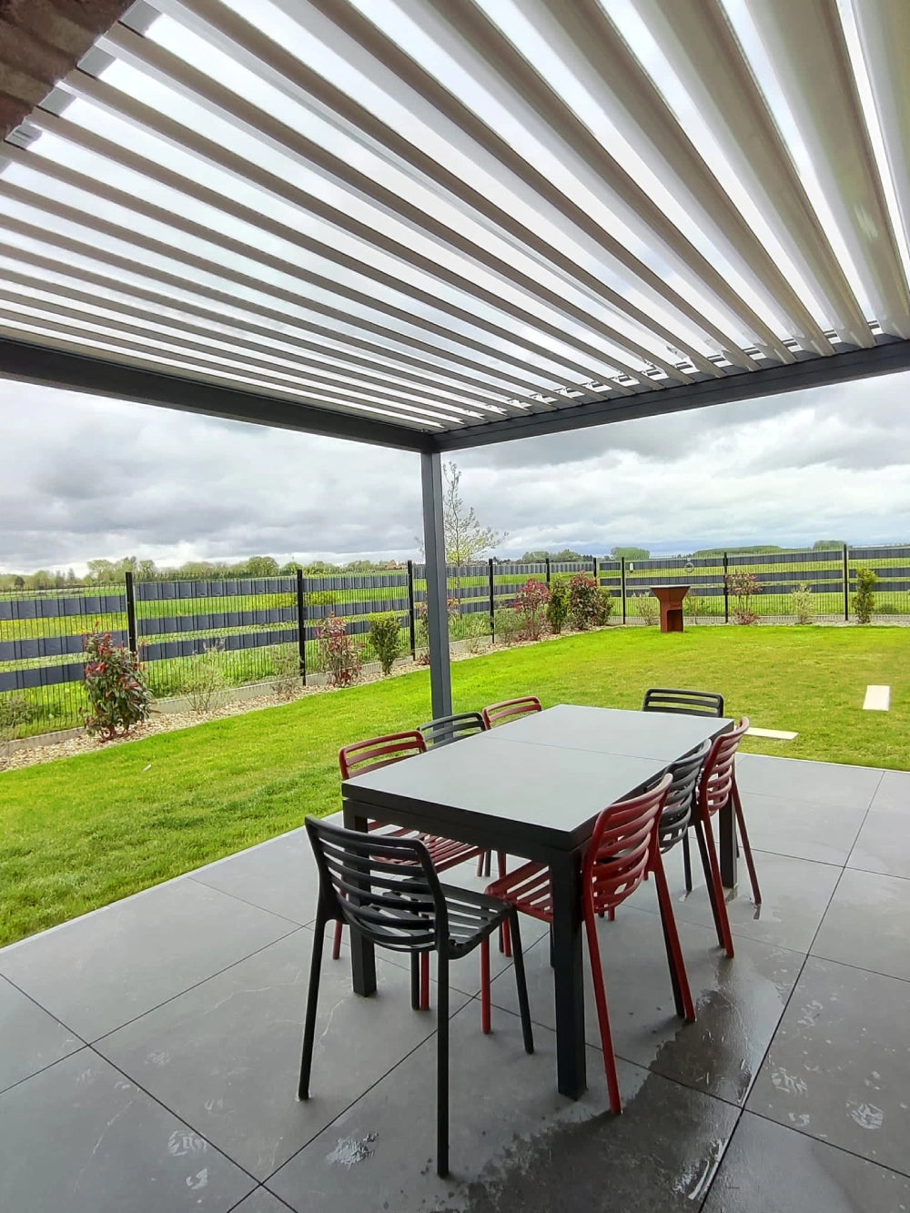 pergola bioclimatique sur mesure terrasse coin repas