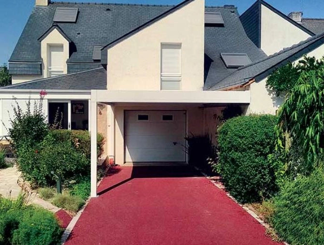 carport aluminium adossé design blanc allée enrobé rouge maison moderne