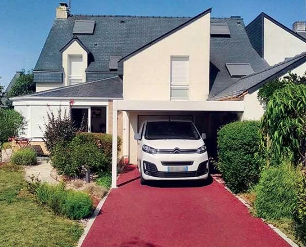 allée maison avec carport adossé aluminium et minibus