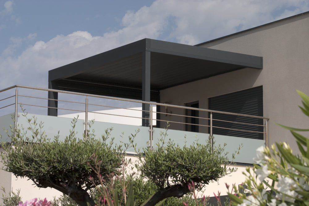 pergola bioclimatique lames fermées gris terrasse plein soleil