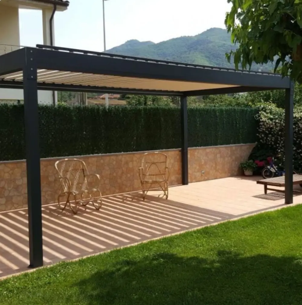 pergola bioclimatique autoportée grise et lames orientables blanches