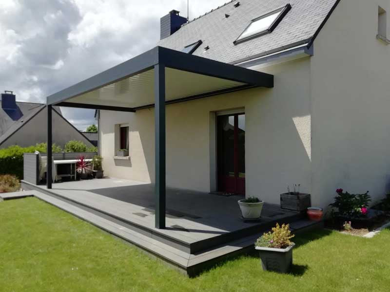 pergola bioclimatique lames perpendiculaires terrasse ensoleillée