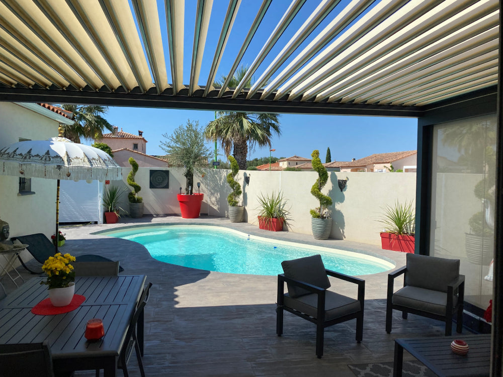 pergola lames perpendiculaire terrasse piscine