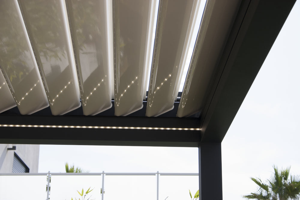 pergola bioclimatique haut de gamme option led lames orientables blanches entrouvertes