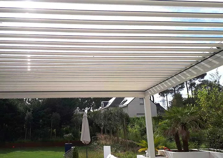 pergola bioclimatique autoportée coloris blanc RAL 9010