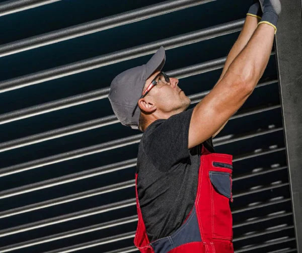personne en train de poser une pergola bioclimatique
