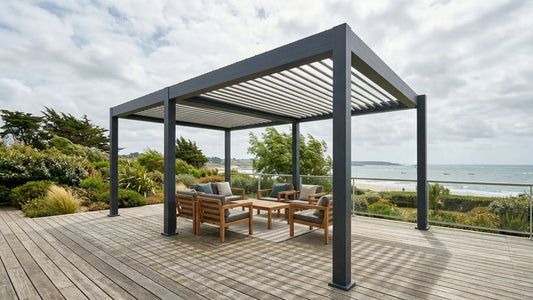 Pergola bioclimatique sur terrasse bois face à la mer