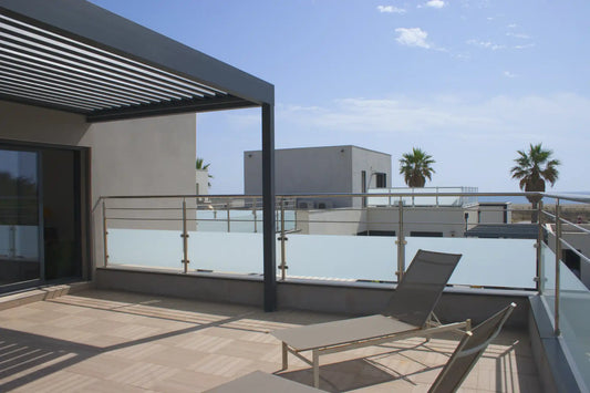 pergola adossée aluminium prix usine sur terrasse au soleil avec mobilier de jardin 