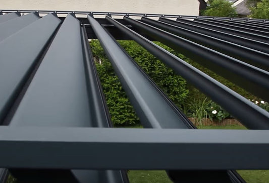 Comment Choisir le Toit Idéal pour Votre Pergola Aluminium en Kit