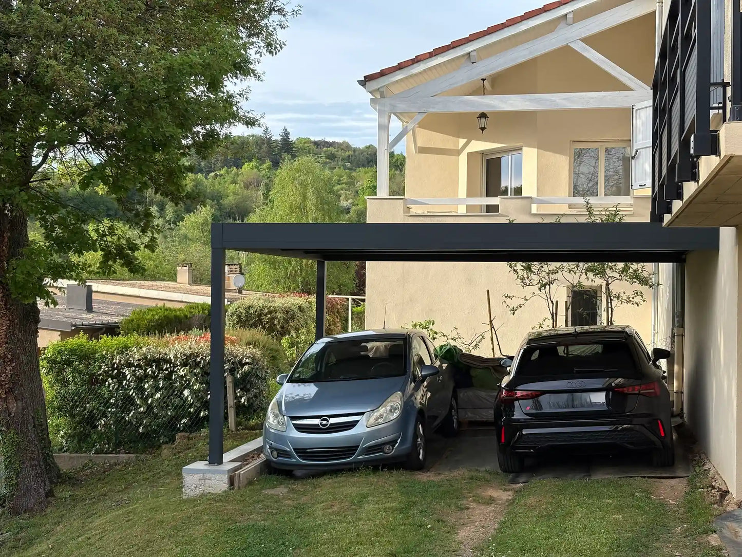 Carport ILUR aluminium 2 voitures à monter soi même posé sur maison 