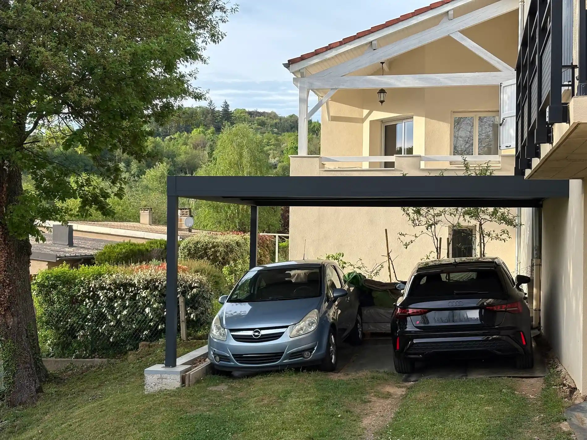 Carport ILUR aluminium 2 voitures à monter soi même posé sur maison 