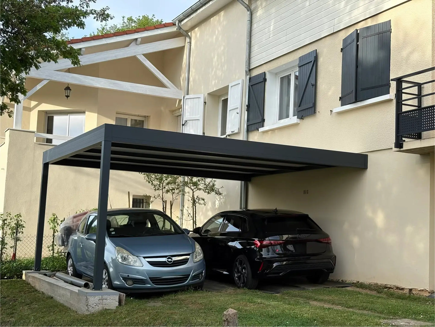 Carport ILUR adossé installation dans le Rhône en aluminium sur le côté d'une maison 