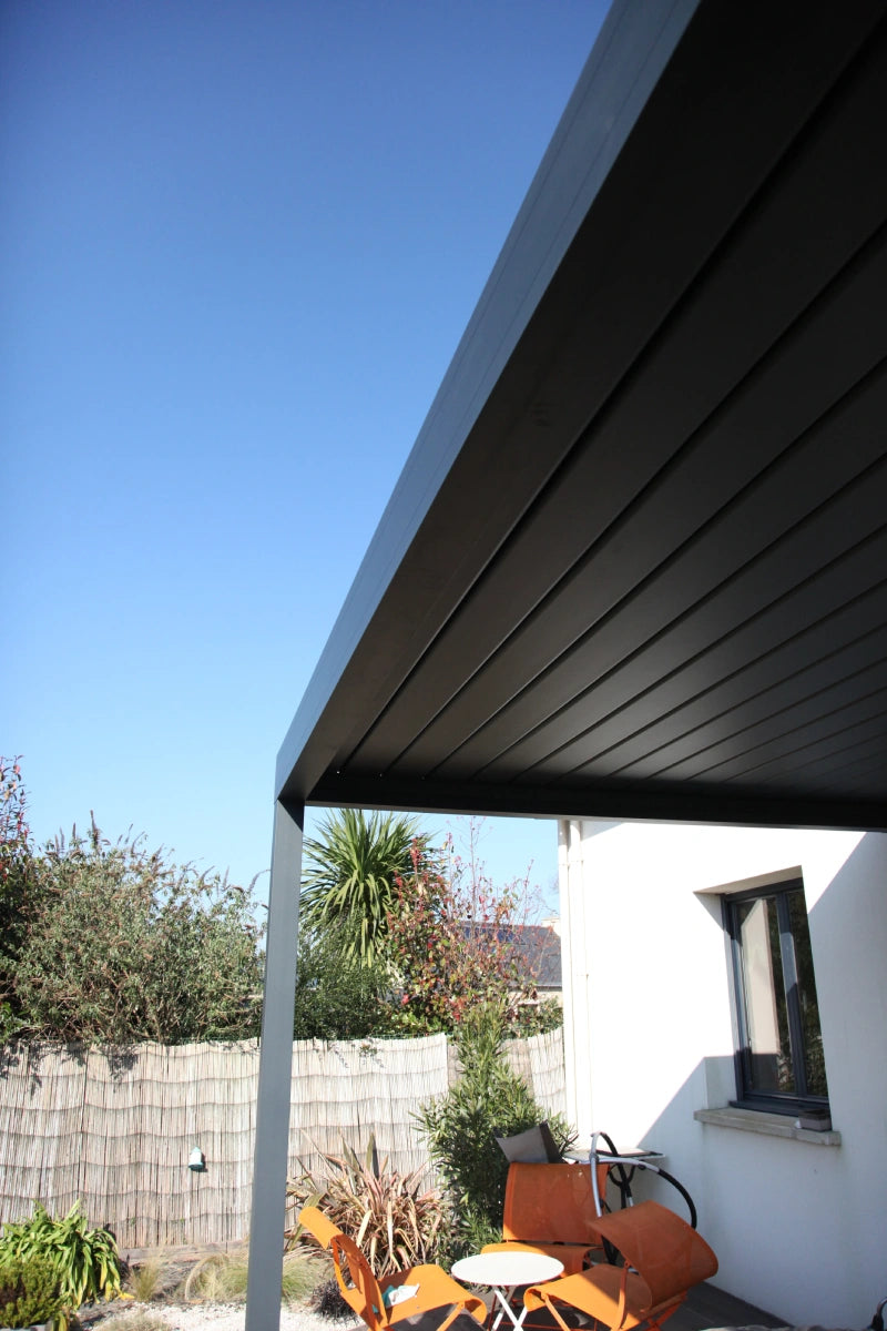 pergola bioclimatique sur mesure sur maison moderne et terrasse