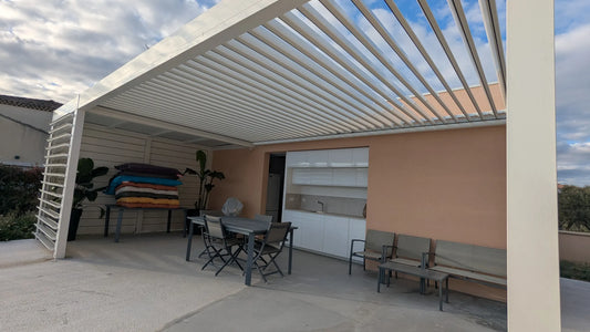 Pergola Bioclimatique Adossée Lames Perpendiculaires RIVIERA