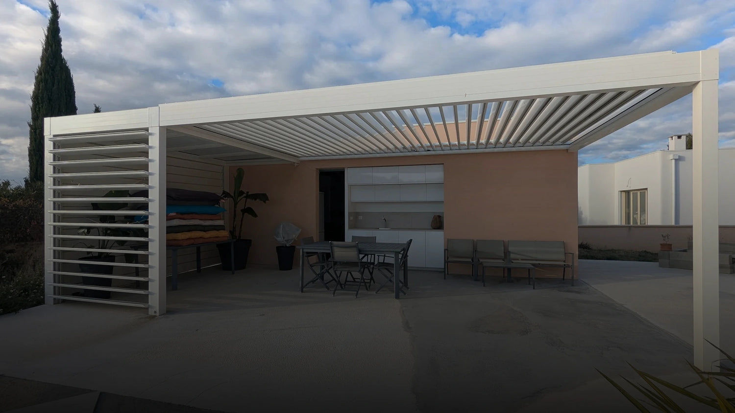 pergola bioclimatique associée à une pergola panneau sandwich et claustras alu