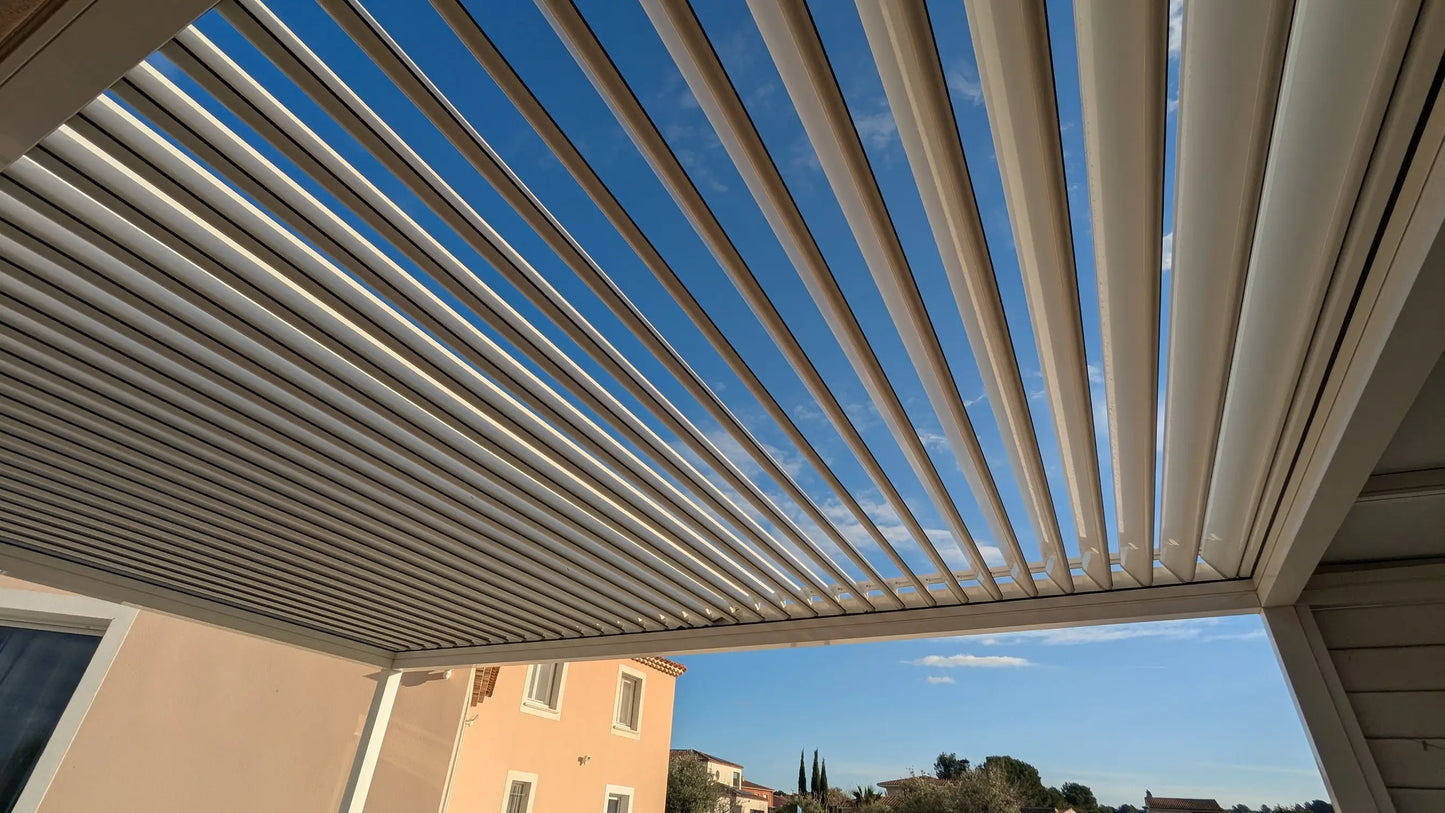 Pergola Bioclimatique Adossée Lames Perpendiculaires RIVIERA