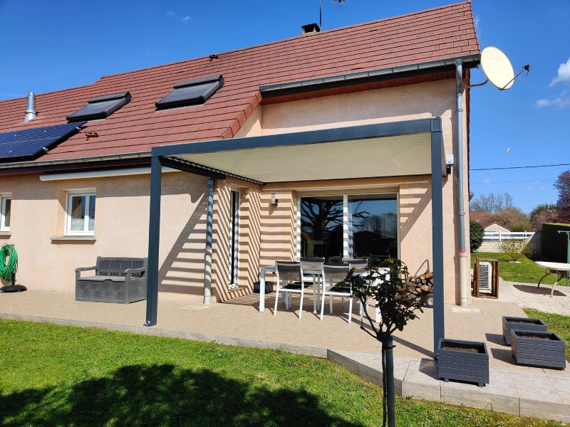 pergola bioclimatique adossee maison moderne journee estivale