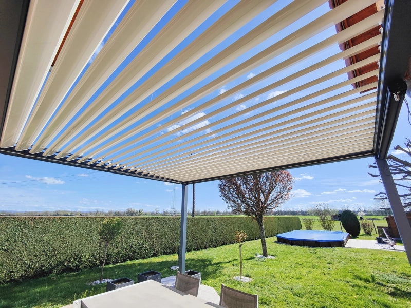 pergola bioclimatique sur mesure  grand jardin ensoleillé