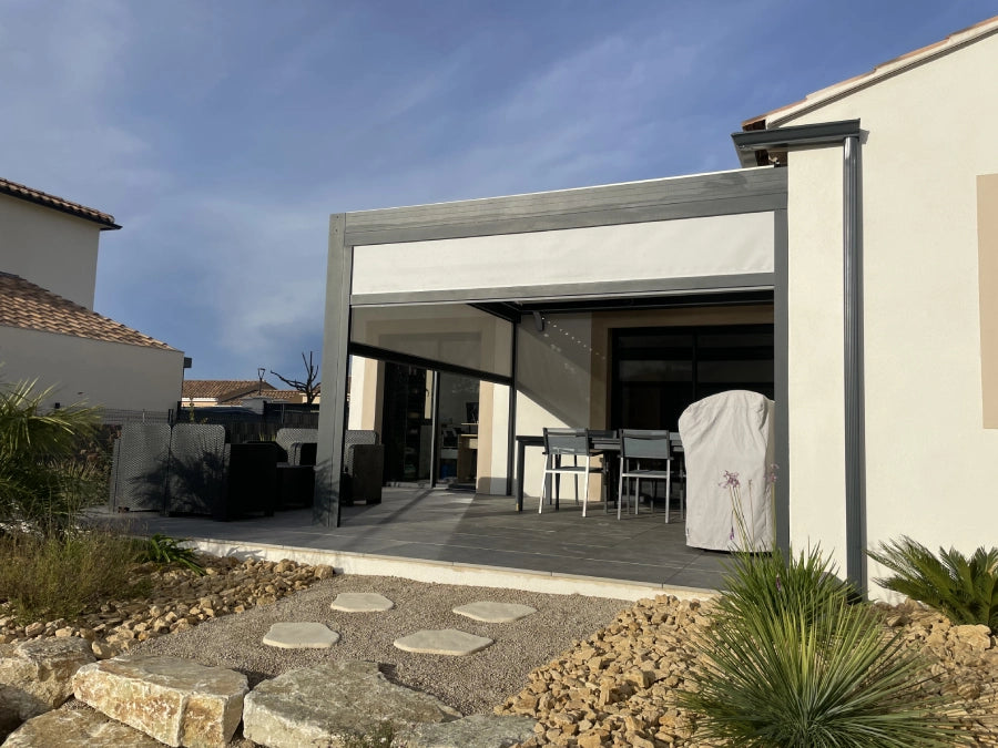 pergola bioclimatique sur maison moderne avec screens 