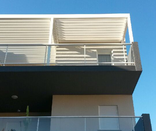 pergola bioclimatique installee sur balcon appartement etage 