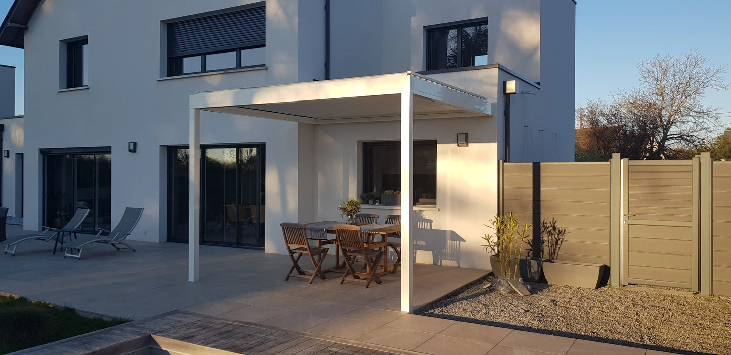 pergola bioclimatique sur mesure adossée maison moderne grande terrasse dalles sur plots