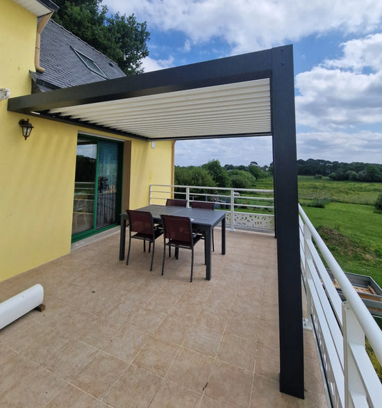 grande pergola bioclimatique sur balcon avec vue magnifique sur un grand terrain verdoyant