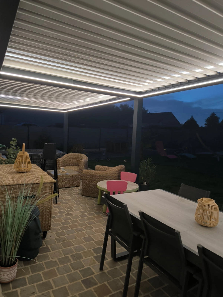 pergola bioclimatique sur mesure avec led allumées