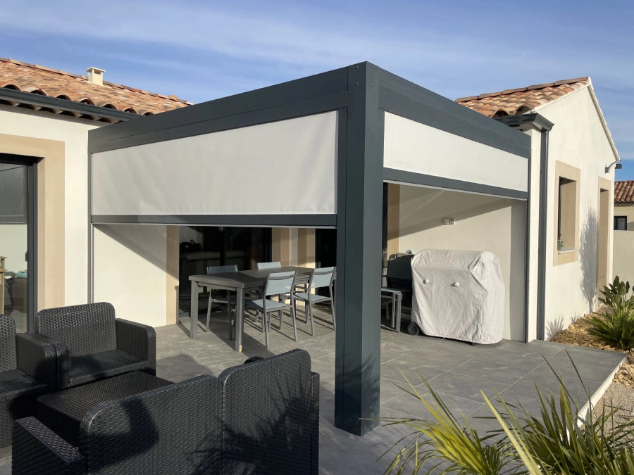 pergola bioclimatique sur mesure pose en angle avec screens latéraux