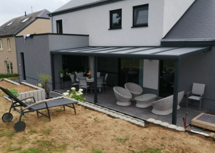 pergola polycarbonate adossée façade maison moderne aluminium gris RAL 7016