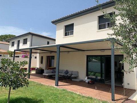 pergola bioclimatique adossée terrasse ensoleillée maison moderne prix usine