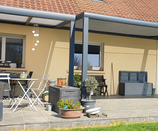 pergola toile et pergola polycarbonate sur terrasse protection solaire et pluie