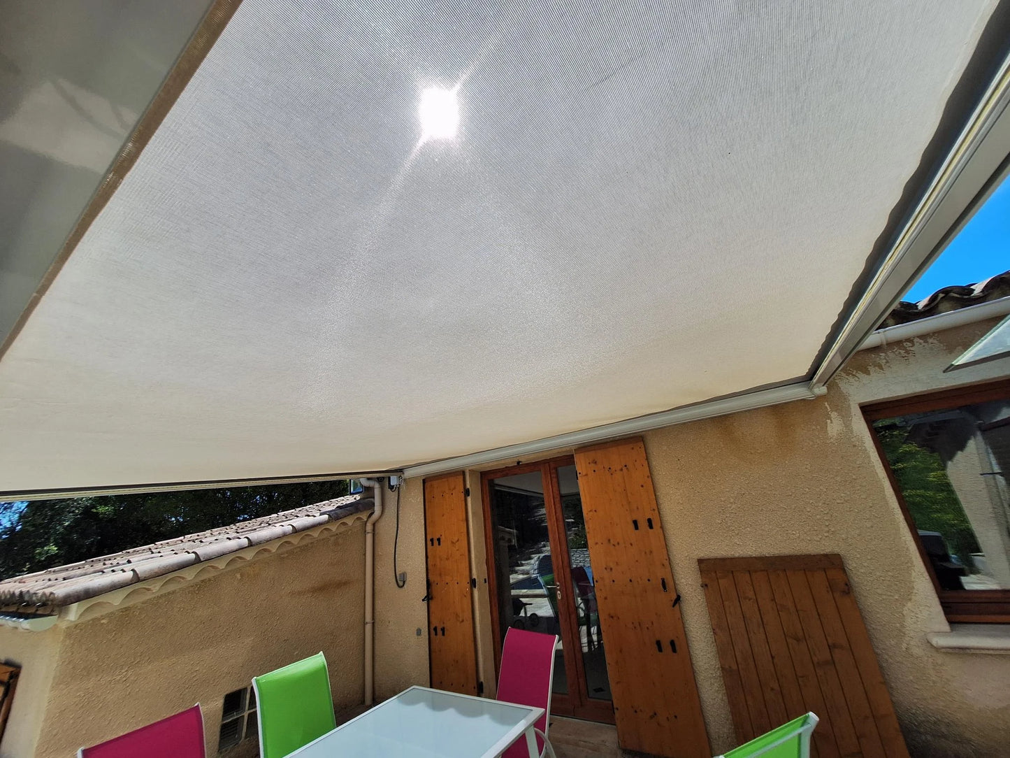 Pergola toile rétractable avec toile microperforée dickson swk6 tamisant le soleil