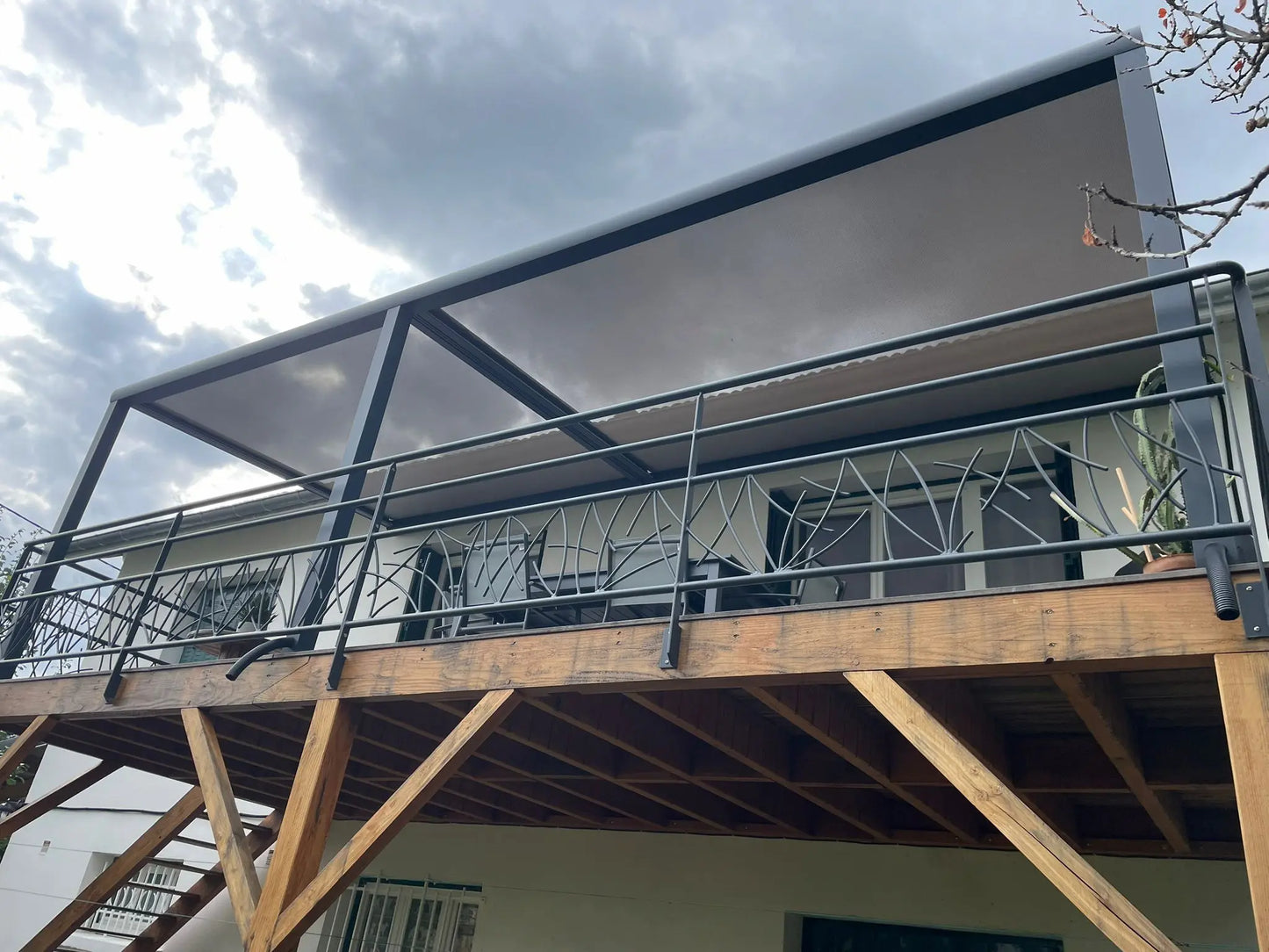 Pergola toile rétractable ILE DE RE Dickson microperforée adossée balcon bois structure aluminium installation Puy de Dôme