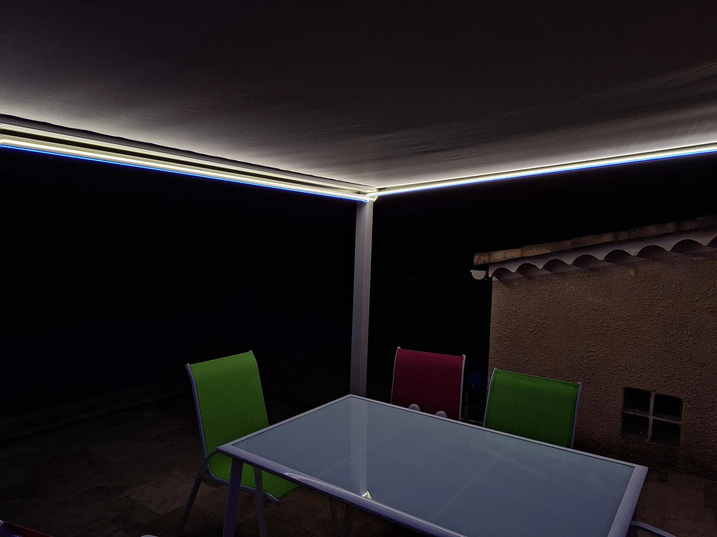 Pergola toile ILE DE RE rétractable avec rubans LED étanches IP68 périphériques