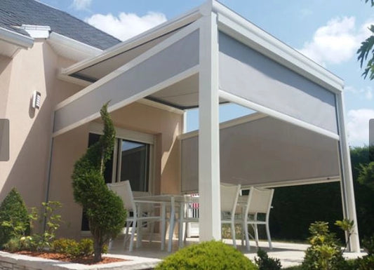 pergola toile retractable installee sur maison moderne avec screens latéraux