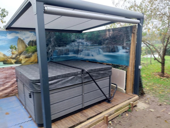 pergola toile autoportée avec toile acrylique imperméable protégeant un spa