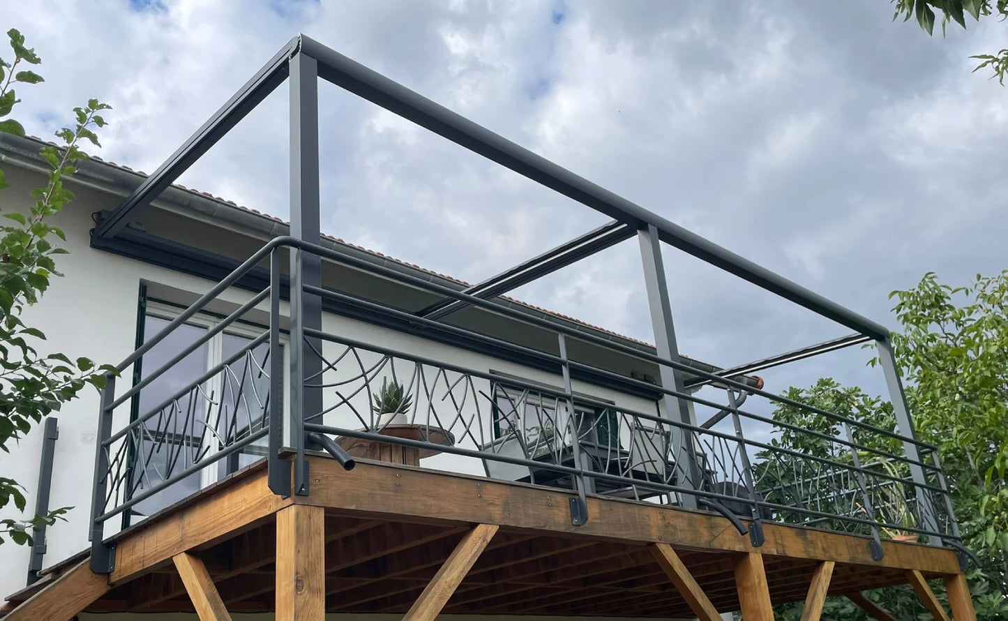 Pergola toile rétractable avec toile enroulée pour récupérer un maximum de luminosité dans la maison