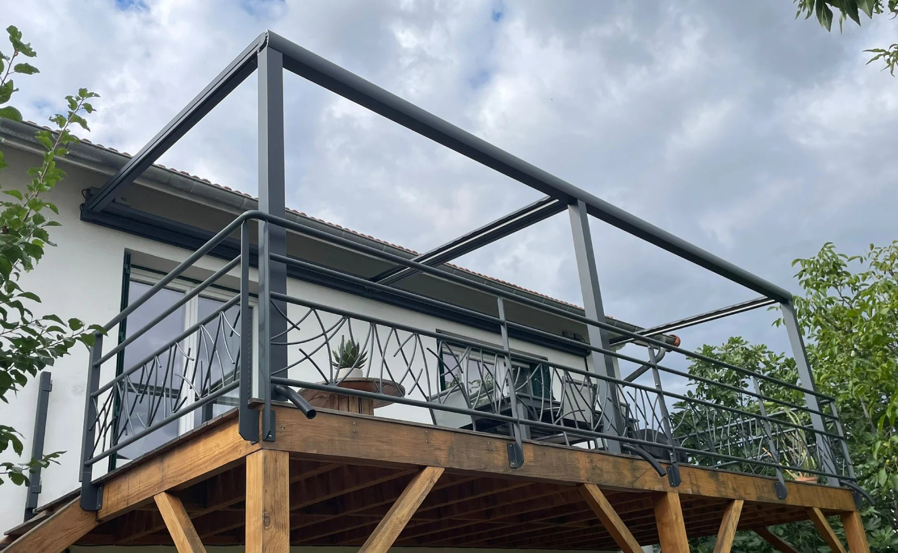 Pergola toile rétractable avec toile enroulée pour récupérer un maximum de luminosité dans la maison