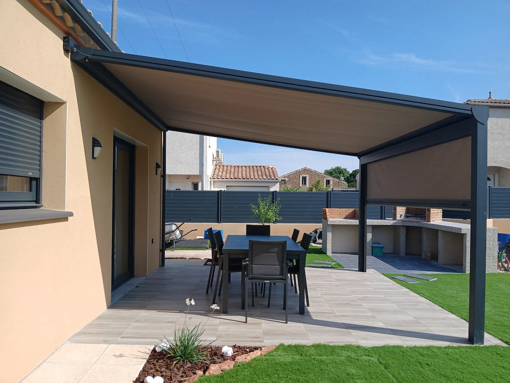 Pergola toile rétractable posée sur une terrasse carrelée avec store motorisée