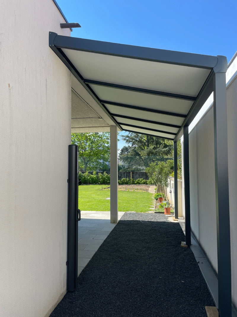 pergola toit en panneaux sandwich isolants adossee